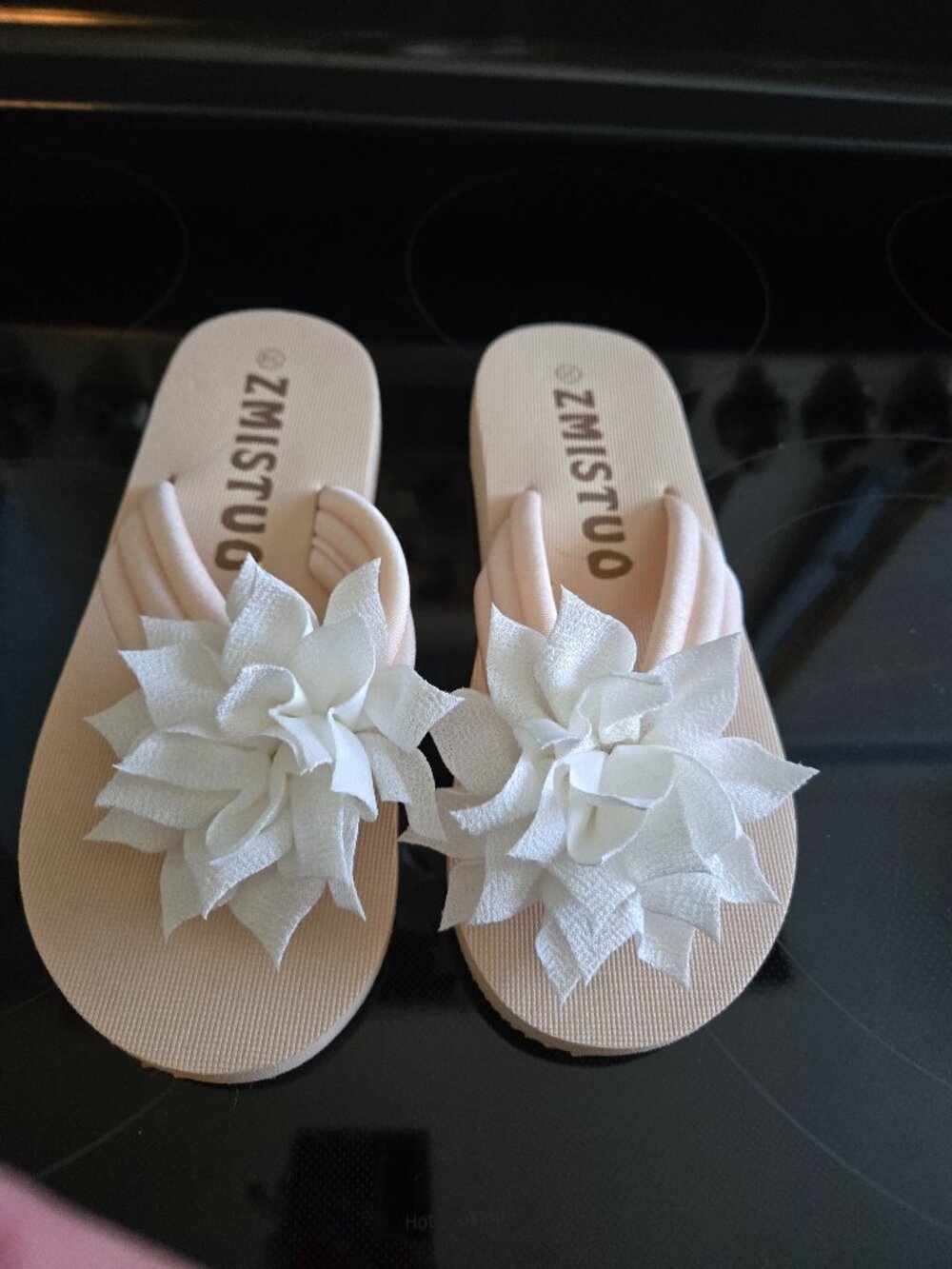 White/beige flower sandals (8) NWOT